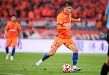 山东泰山2-0领先浙江，李源一攻入一球